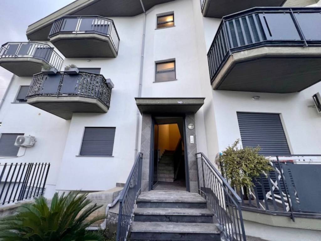 appartamento in vendita a Camporotondo Etneo in zona Centro Storico
