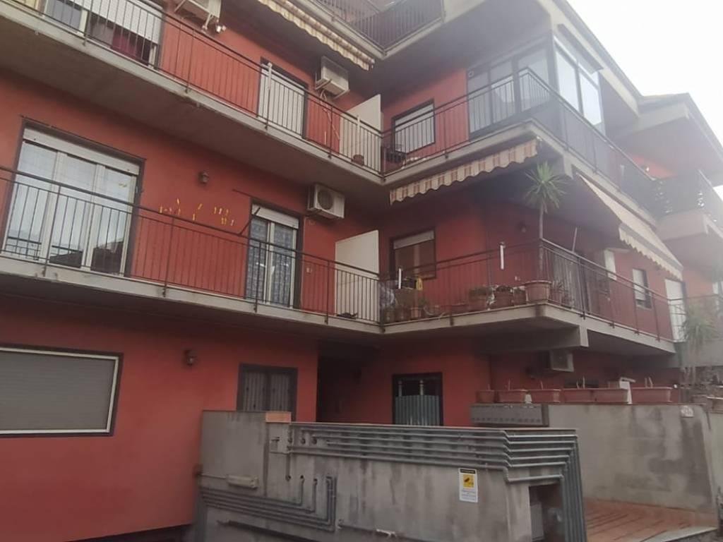 appartamento in vendita a Camporotondo Etneo in zona Centro Storico