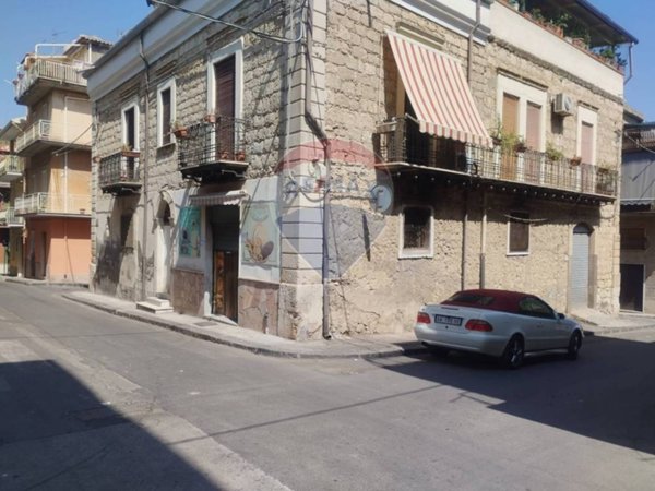 negozio in vendita a Camporotondo Etneo