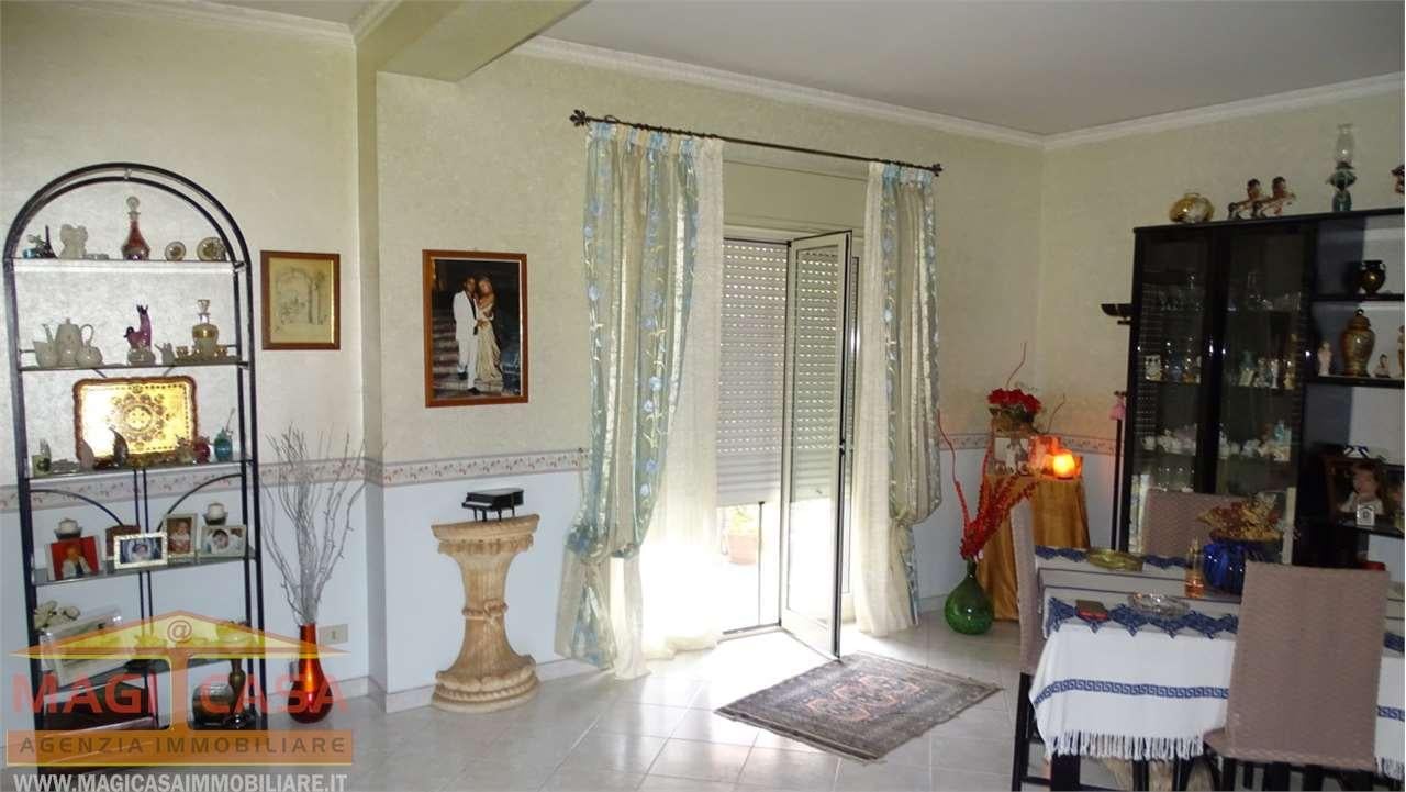 appartamento in vendita a Camporotondo Etneo in zona Centro Storico