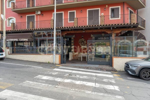 negozio in vendita a Camporotondo Etneo in zona Centro Storico