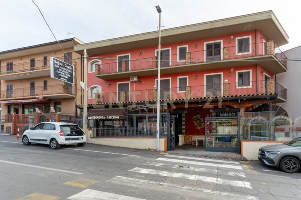 negozio in vendita a Camporotondo Etneo in zona Centro Storico