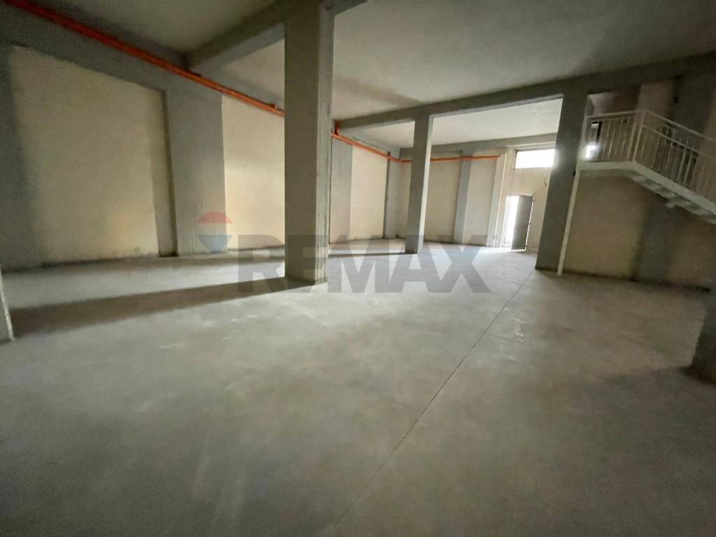 negozio in vendita a Camporotondo Etneo in zona Piano Tavola