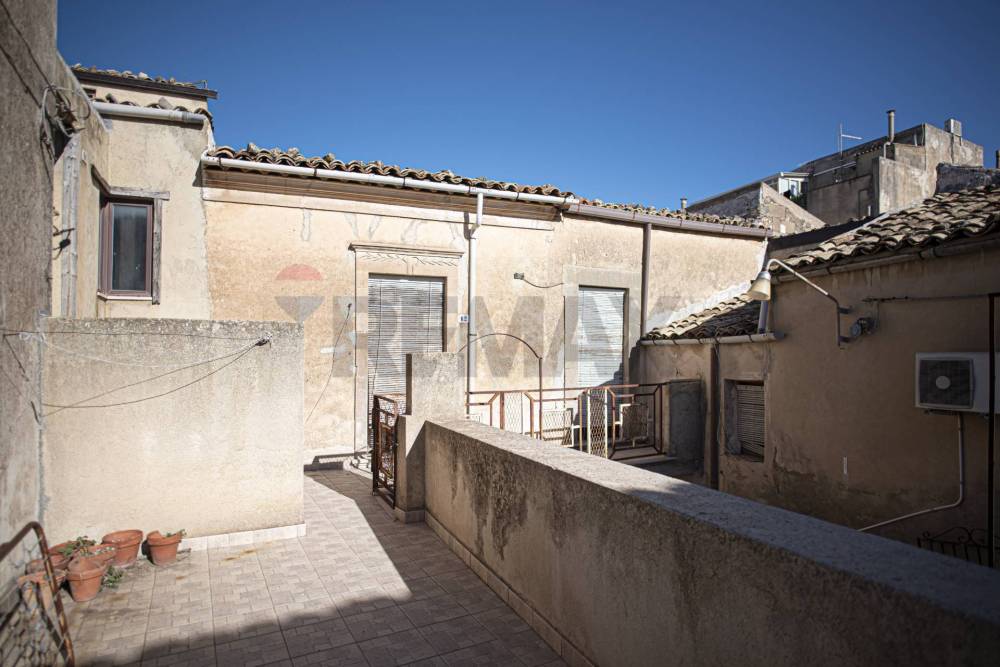 casa indipendente in vendita a Camporotondo Etneo in zona Centro Storico
