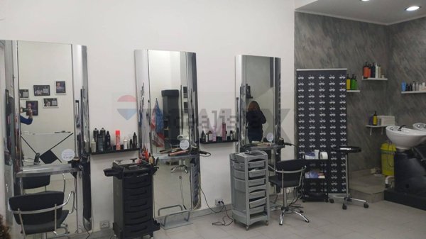 locale commerciale in vendita a Camporotondo Etneo in zona Centro Storico