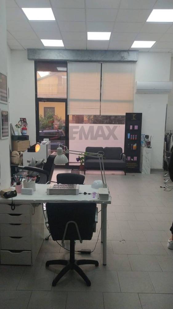 negozio in vendita a Camporotondo Etneo in zona Centro Storico