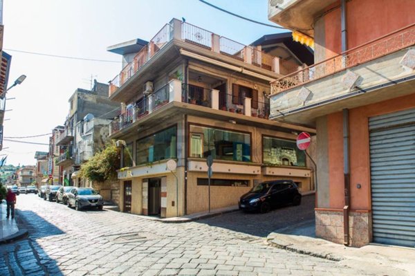 locale commerciale in vendita a Camporotondo Etneo