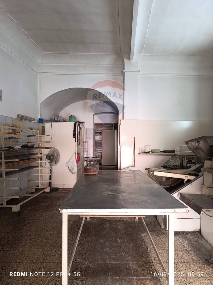 locale commerciale in vendita a Camporotondo Etneo