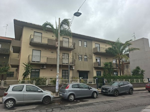 appartamento in vendita a Camporotondo Etneo in zona Centro Storico