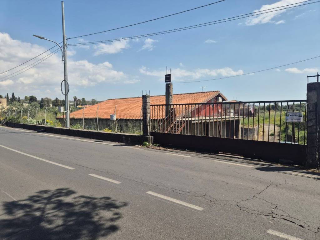 locale commerciale in vendita a Camporotondo Etneo in zona Piano Tavola