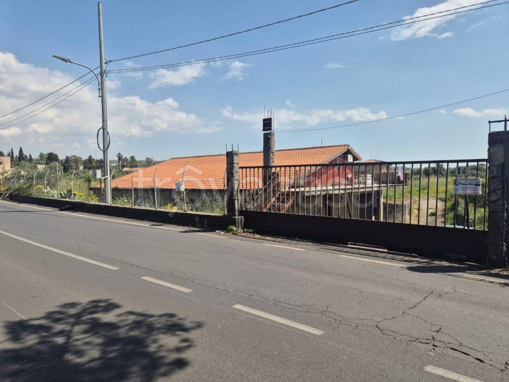 trivano in vendita a Camporotondo Etneo in zona Piano Tavola