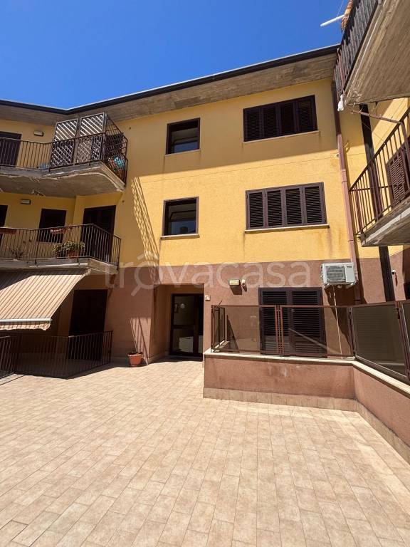 appartamento in vendita a Camporotondo Etneo in zona Centro Storico