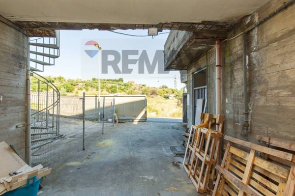 locale commerciale in vendita a Camporotondo Etneo