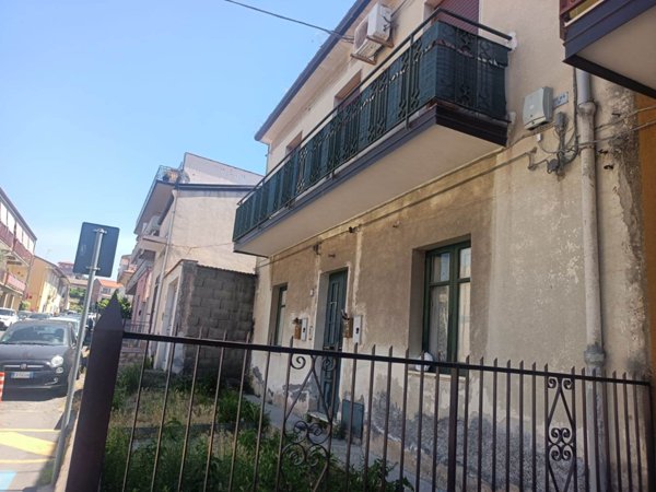appartamento in vendita a Camporotondo Etneo in zona Centro Storico