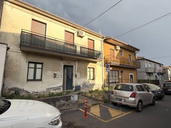 appartamento in vendita a Camporotondo Etneo in zona Centro Storico