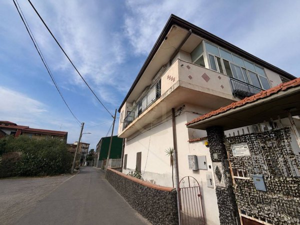 casa indipendente in vendita a Camporotondo Etneo in zona Piano Tavola