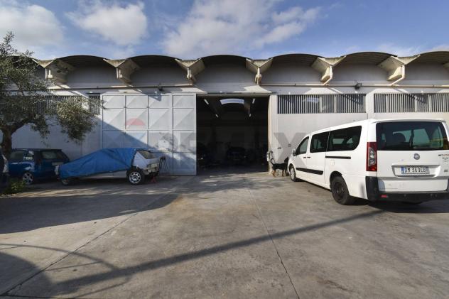 locale commerciale in vendita a Camporotondo Etneo in zona Piano Tavola