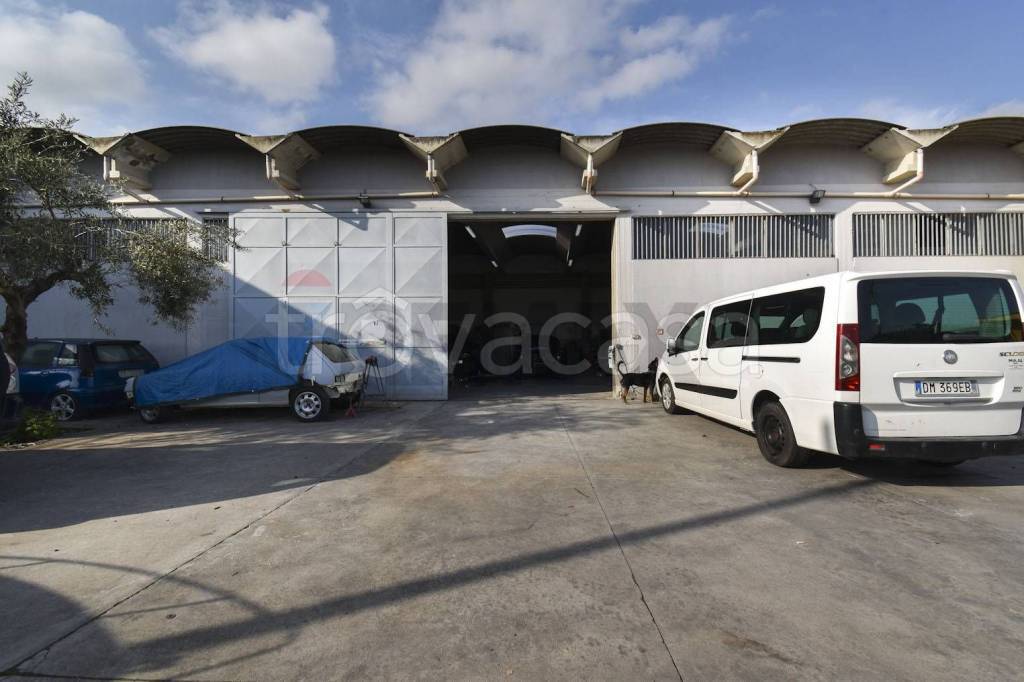 locale commerciale in vendita a Camporotondo Etneo in zona Piano Tavola