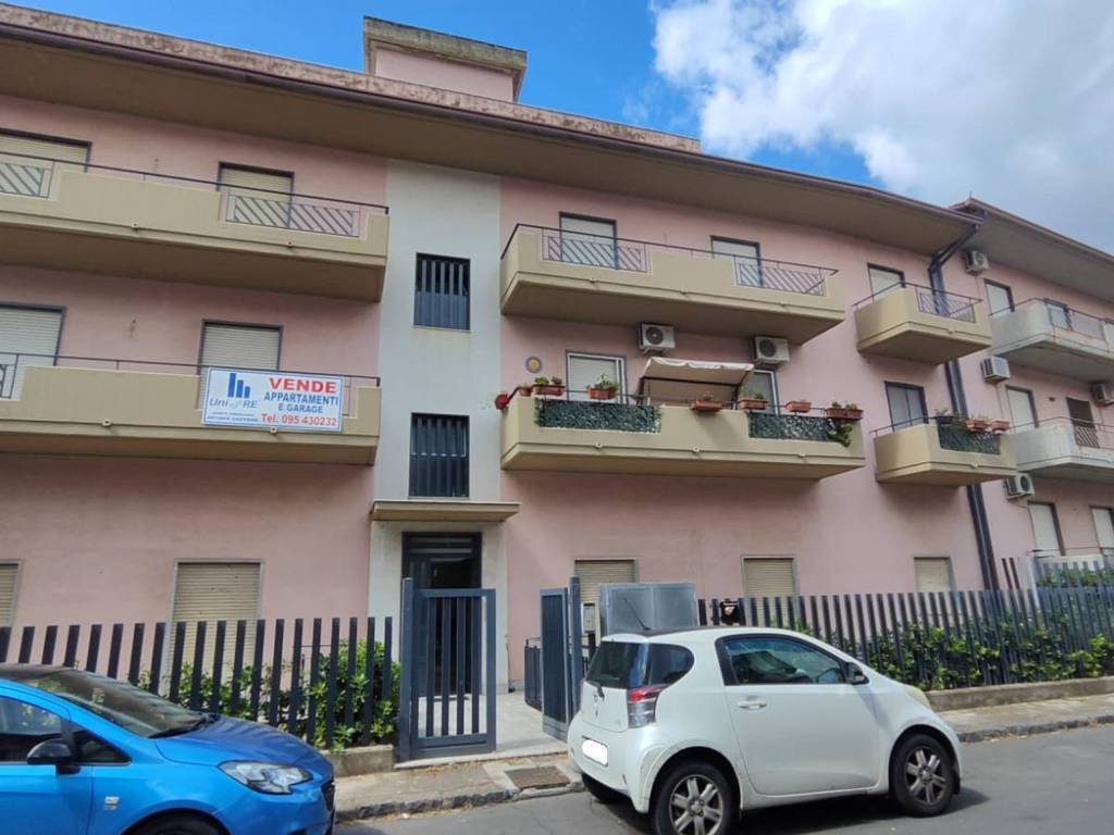 appartamento in vendita a Camporotondo Etneo in zona Centro Storico