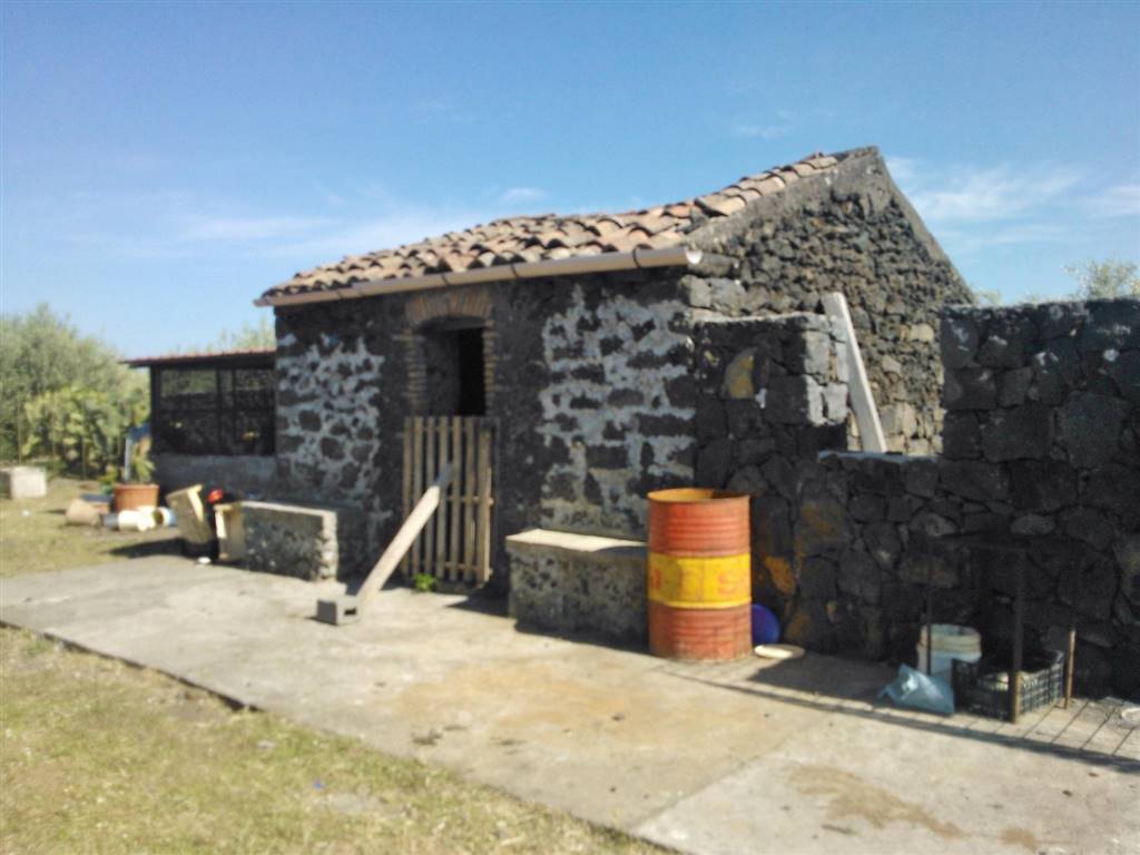 terreno agricolo in vendita a Camporotondo Etneo in zona Centro Storico
