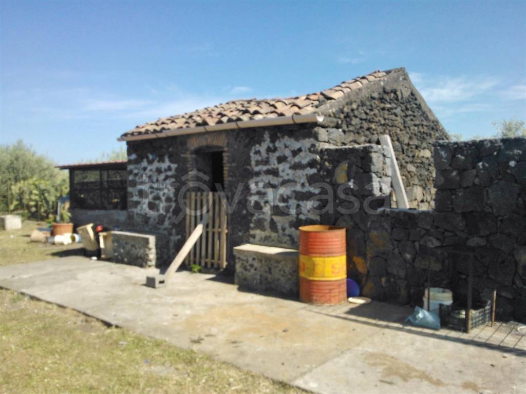 terreno agricolo in vendita a Camporotondo Etneo in zona Centro Storico