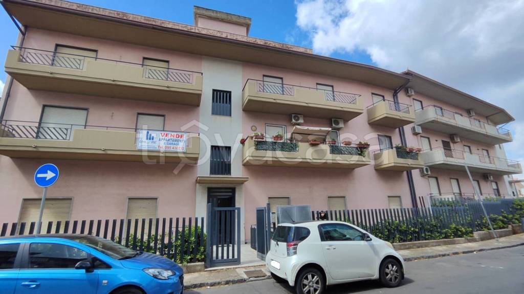 appartamento in vendita a Camporotondo Etneo in zona Centro Storico