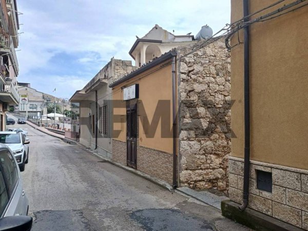 casa indipendente in vendita a Camporotondo Etneo in zona Centro Storico