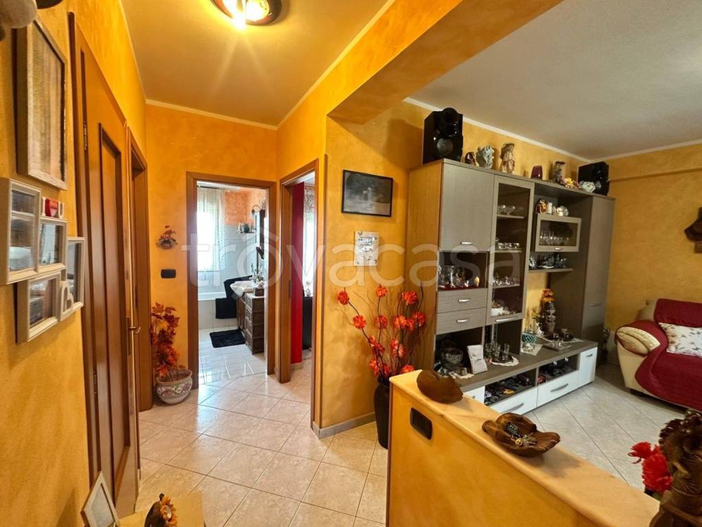 appartamento in vendita a Camporotondo Etneo in zona Centro Storico