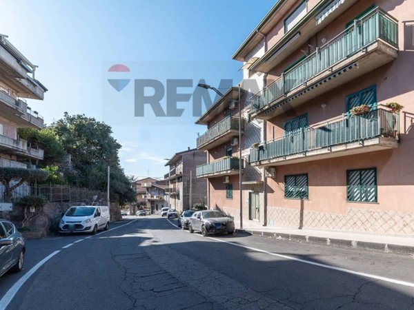 appartamento in vendita a Camporotondo Etneo in zona Centro Storico
