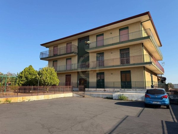 appartamento in vendita a Camporotondo Etneo in zona Centro Storico