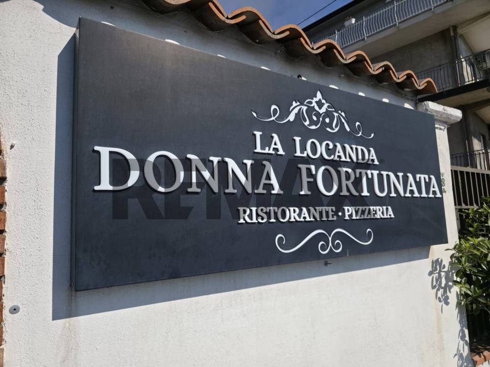 locale commerciale in vendita a Camporotondo Etneo