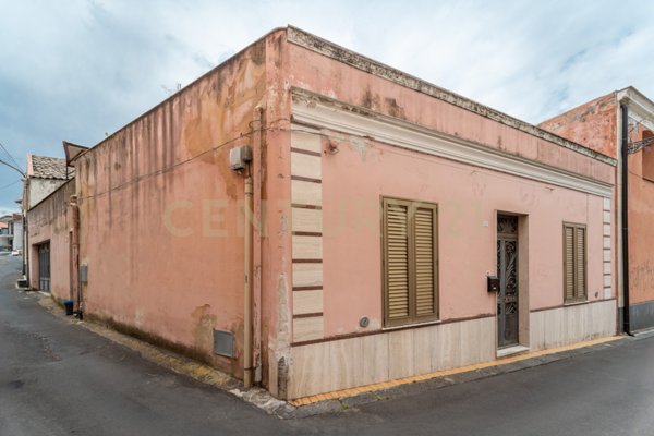 casa indipendente in vendita a Camporotondo Etneo in zona Centro Storico