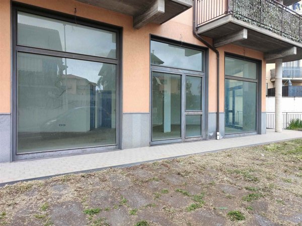 negozio in vendita a Camporotondo Etneo in zona Centro Storico