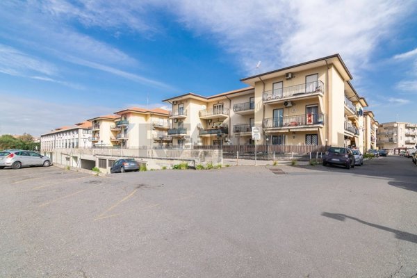 locale commerciale in vendita a Camporotondo Etneo in zona Piano Tavola
