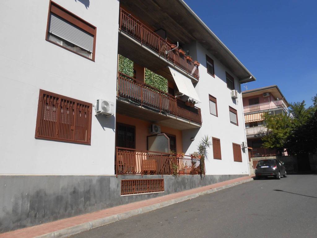 appartamento in vendita a Camporotondo Etneo in zona Centro Storico