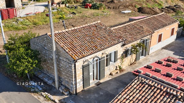 casa indipendente in vendita a Castel di Iudica in zona Giumarra
