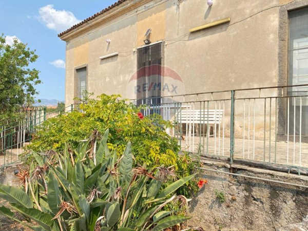 casa indipendente in vendita a Castiglione di Sicilia in zona Verzella