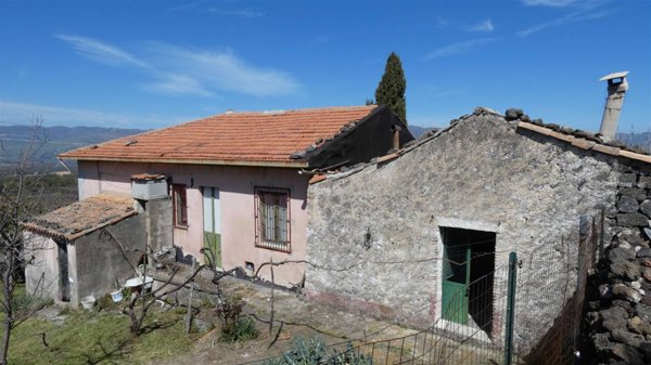 casa indipendente in vendita a Castiglione di Sicilia in zona Solicchiata