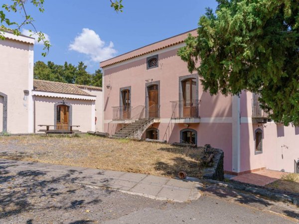 appartamento in vendita a Castiglione di Sicilia in zona Passopisciaro