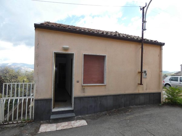 casa indipendente in vendita a Castiglione di Sicilia in zona Solicchiata