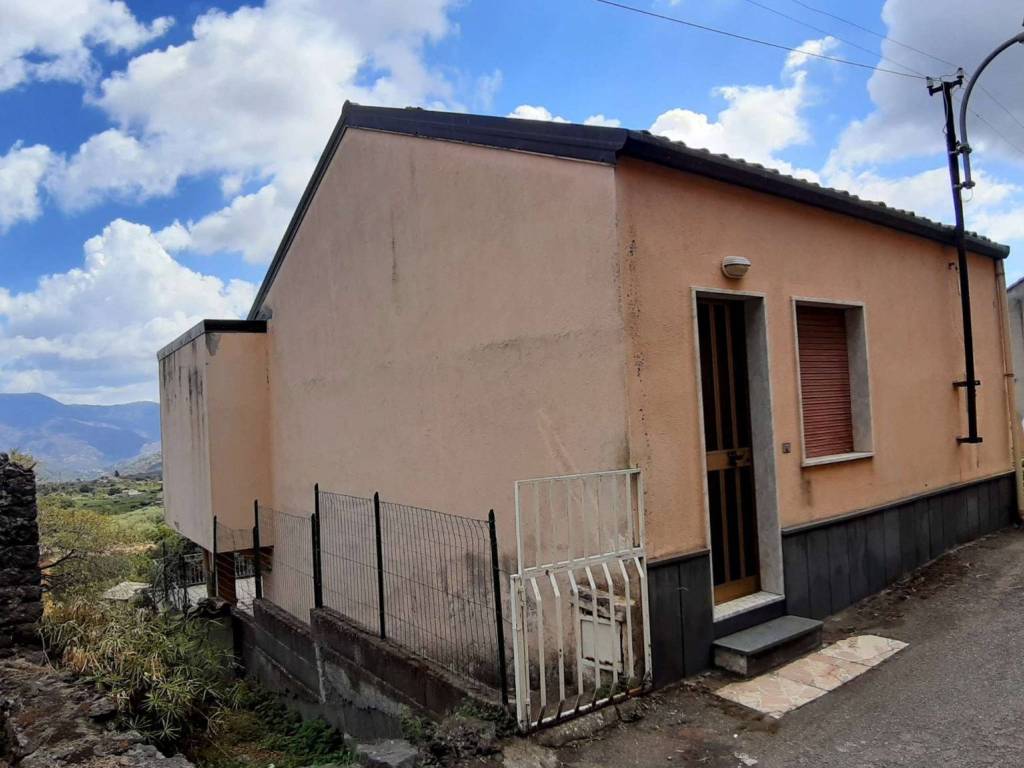 casa indipendente in vendita a Castiglione di Sicilia in zona Solicchiata