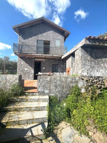 casa indipendente in vendita a Castiglione di Sicilia in zona Rovittello