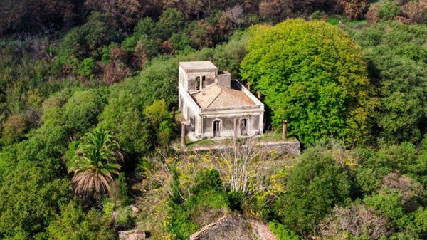 casa indipendente in vendita a Castiglione di Sicilia in zona Verzella