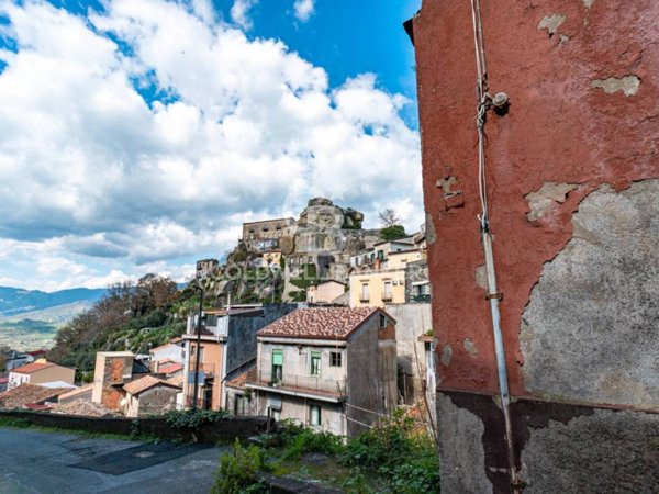 casa indipendente in vendita a Castiglione di Sicilia