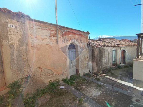 casa indipendente in vendita a Castiglione di Sicilia in zona Verzella
