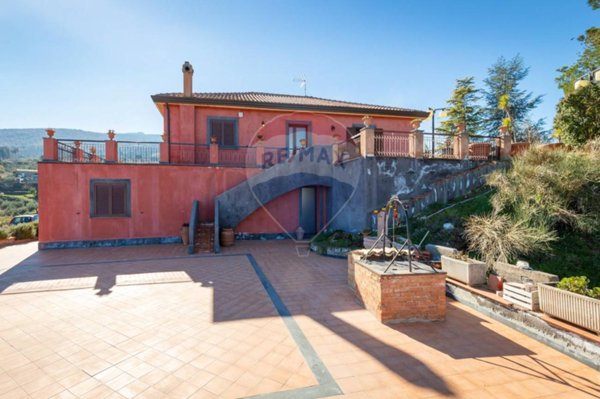 casa indipendente in vendita a Castiglione di Sicilia in zona Passopisciaro
