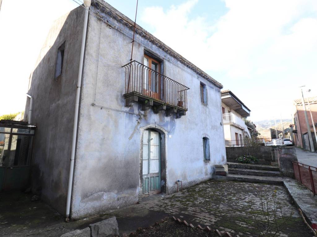 casa indipendente in vendita a Castiglione di Sicilia in zona Rovittello