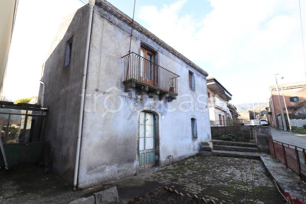 casa indipendente in vendita a Castiglione di Sicilia in zona Rovittello