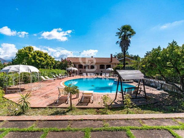 casa indipendente in vendita a Castiglione di Sicilia in zona Verzella