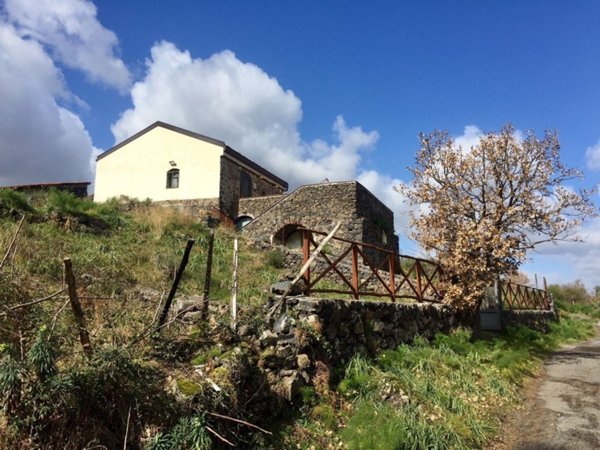 casa indipendente in vendita a Castiglione di Sicilia in zona Passopisciaro